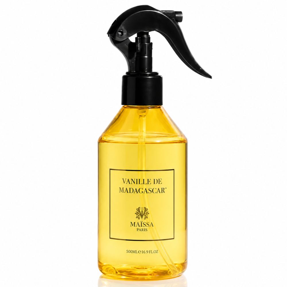 Maison Maïssa Vanille aus Madagaskar Raumspray in gelber Flüssigkeit mit schwarzem Sprühkopf.