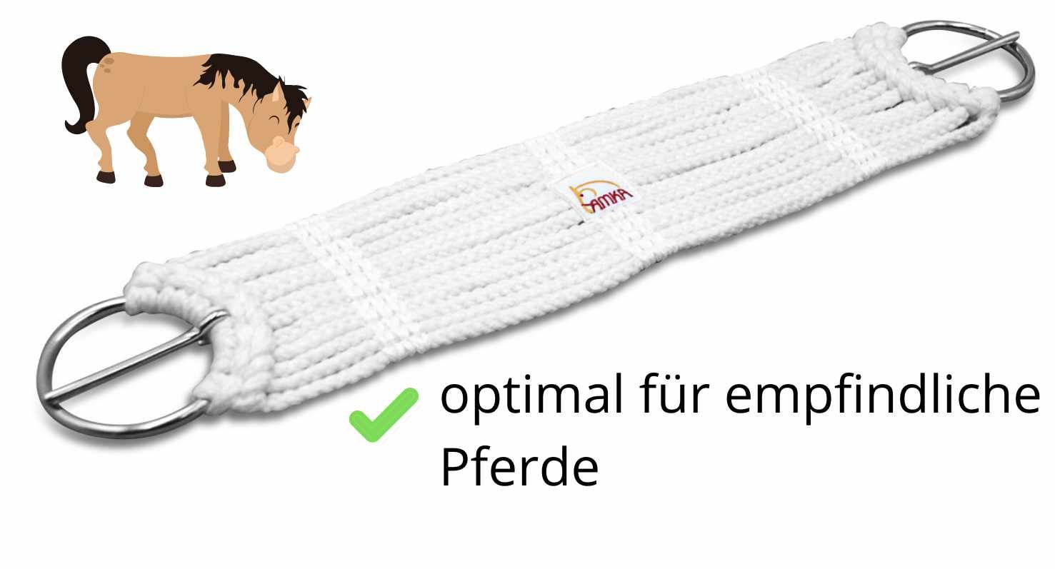 Weißer Sattelgurt mit Metallringen. Text: optimal für empfindliche Pferde. Logo: Amka.