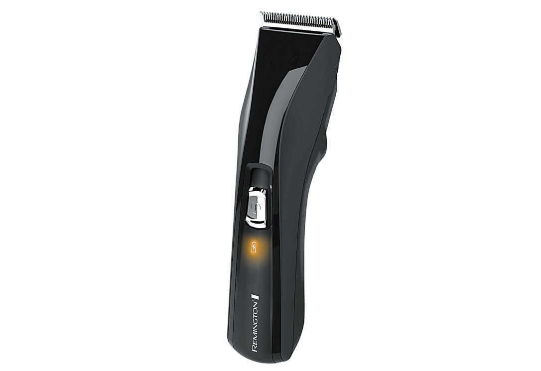 Schwarzer Haarschneider. Mit Ein-/Ausschalter und Ladeanzeige. Marke Remington.
