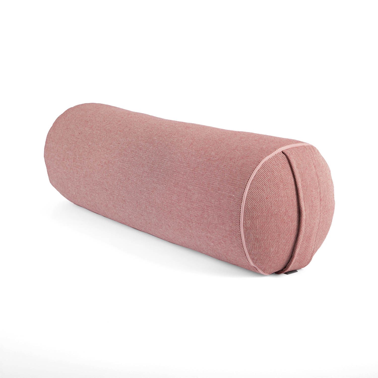 Schrägansicht eines rosa Yoga-Bolsters. Zylindrisch, mit abgerundeten Enden. Helle Naht.