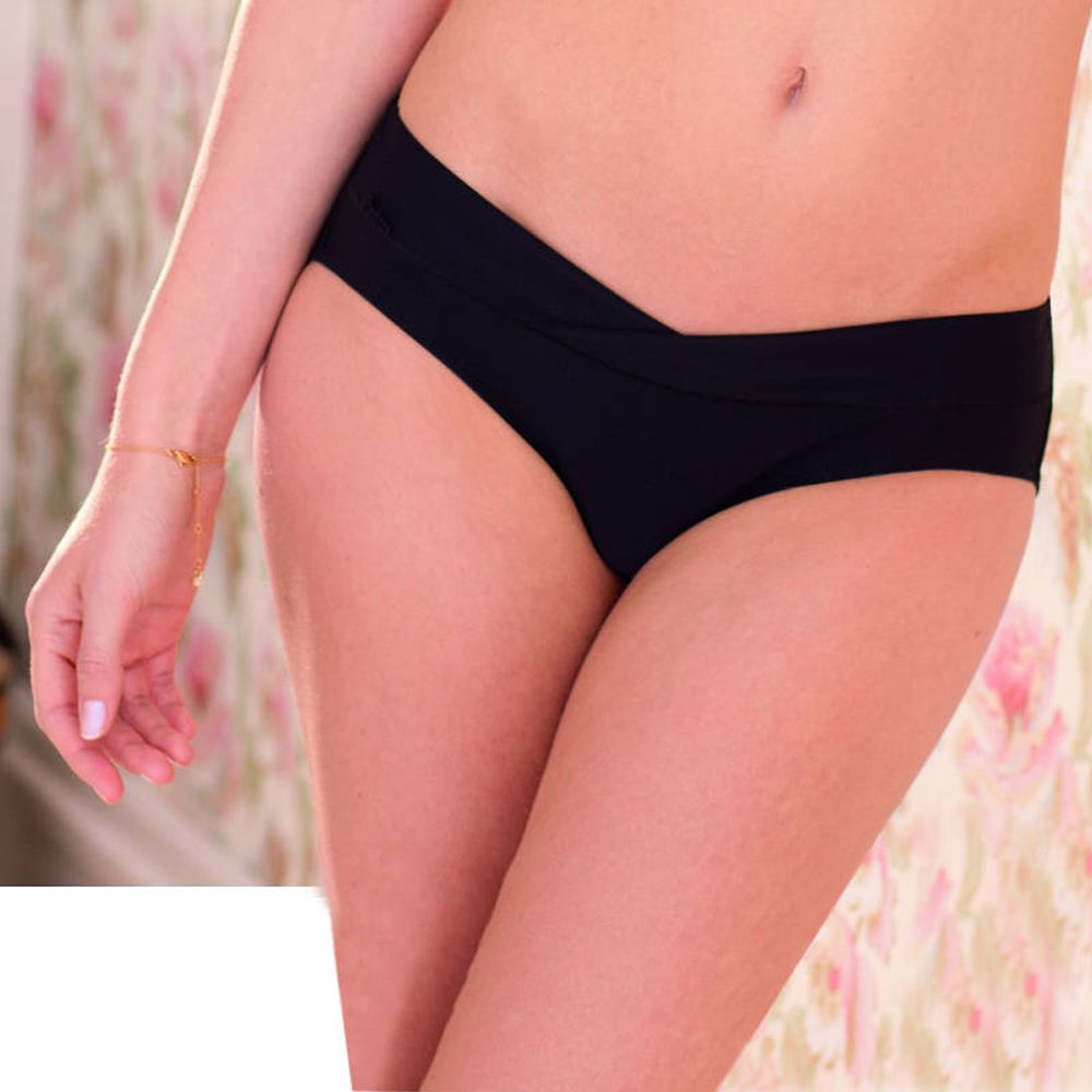 Schwarzer Slip. Blick auf den Unterleib und die Beine einer Person. Das Produkt ist aus glattem Stoff gefertigt.