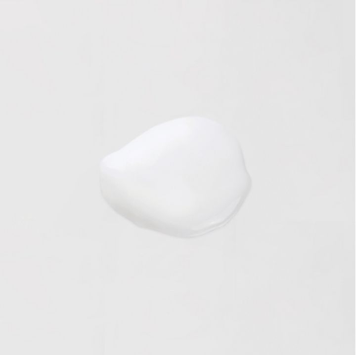 Klecks weiße Creme auf hellem Hintergrund. Form unregelmäßig, oval.