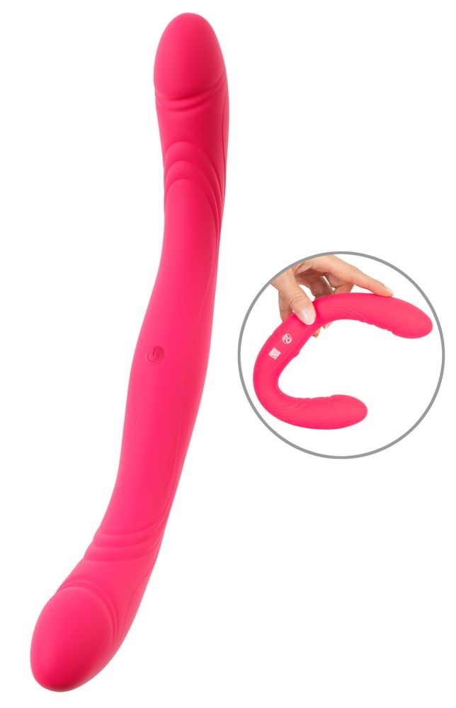 Ein pinker Doppelvibrator in U-Form mit geriffelten Akzenten und einem Knopf. Eine Hand hält ihn in der Detailansicht.