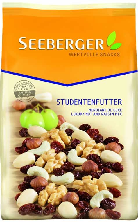 Verpackung mit Studentenfutter. Enthält Nüsse, Rosinen und grüne Früchte. Marke Seeberger, mit Qualitätszeichen.