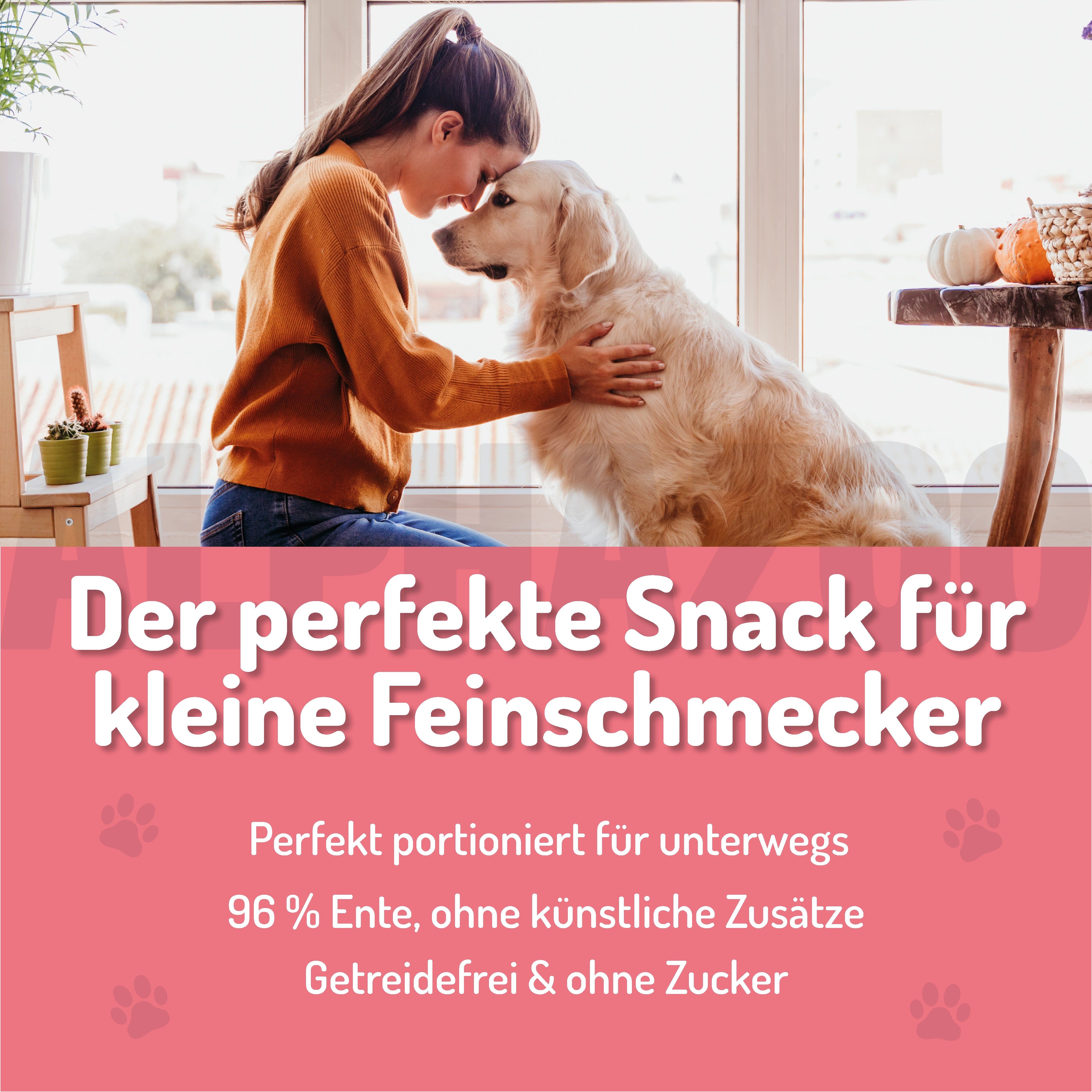 Frau und Hund. Text: Der perfekte Snack für kleine Feinschmecker. 96% Ente, ohne künstliche Zusätze, getreidefrei & ohne Zucker.