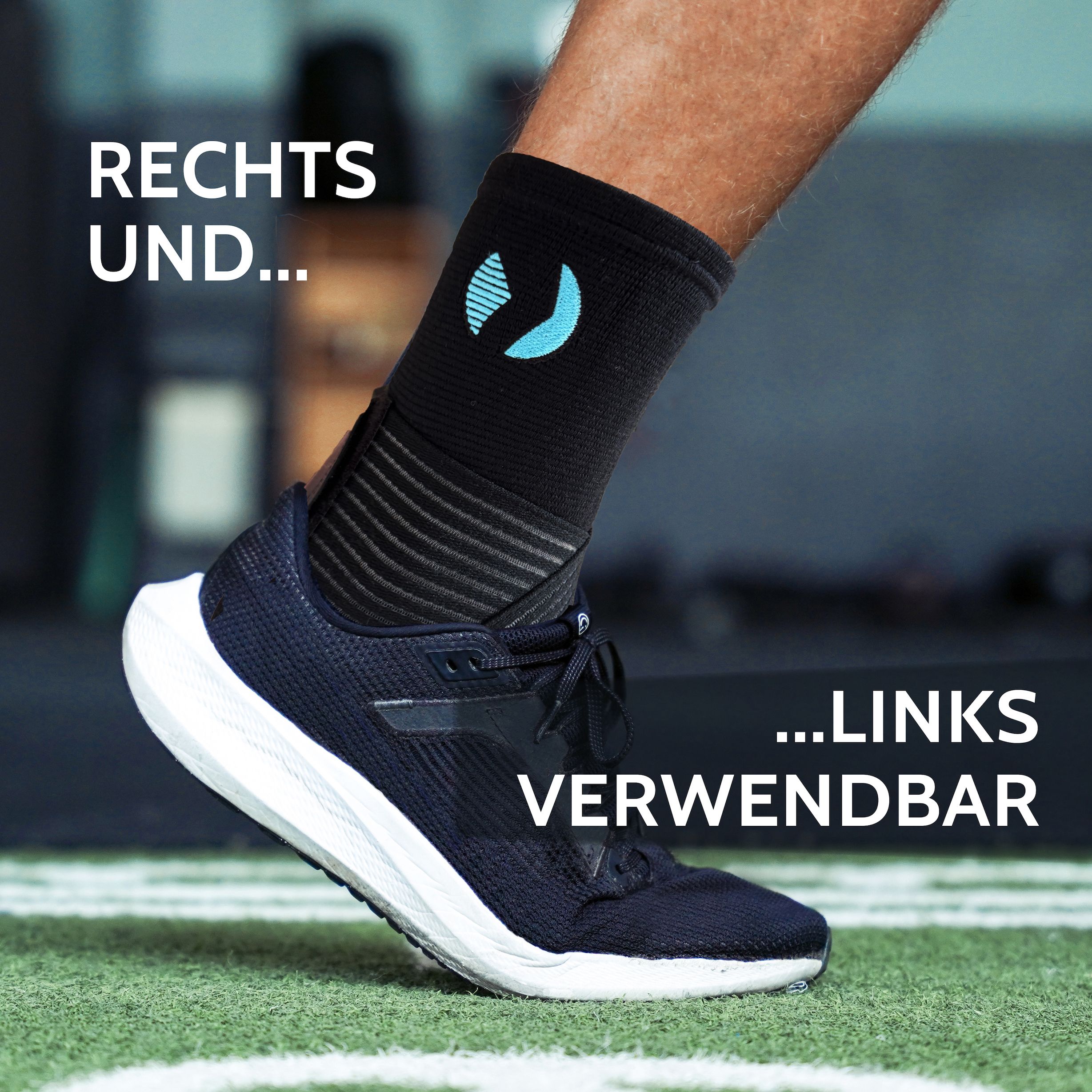 Fuß in Sportschuh mit schwarzer Sprunggelenkbandage. Blaues Logo. Für rechts und links verwendbar.