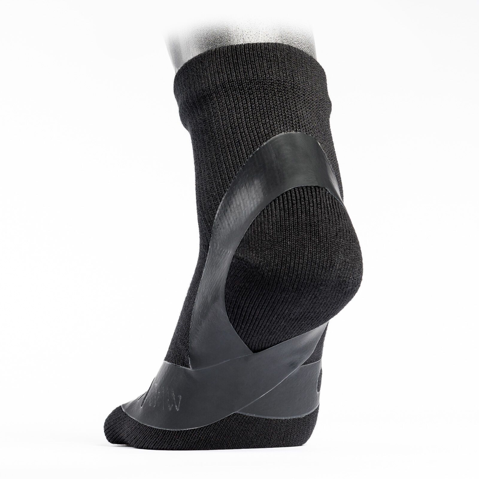 Schwarze Socke mit integriertem, schwarzem, stabilisierendem Element an der Ferse. Rückansicht.