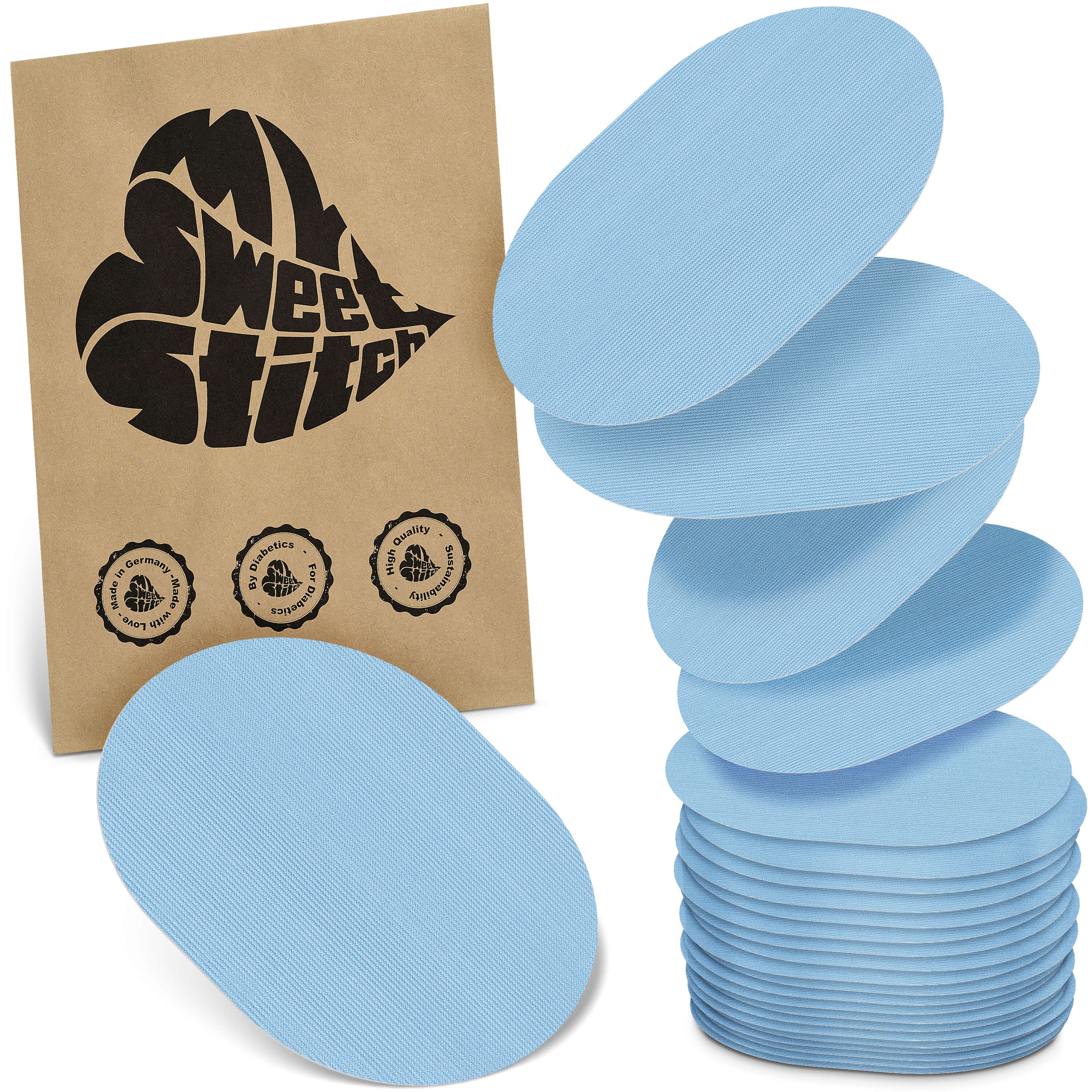 Hellblaue, ovale Pflaster. Braune Papiertüte mit Logo und Siegeln. Stapel von Pflastern, einige liegen daneben.