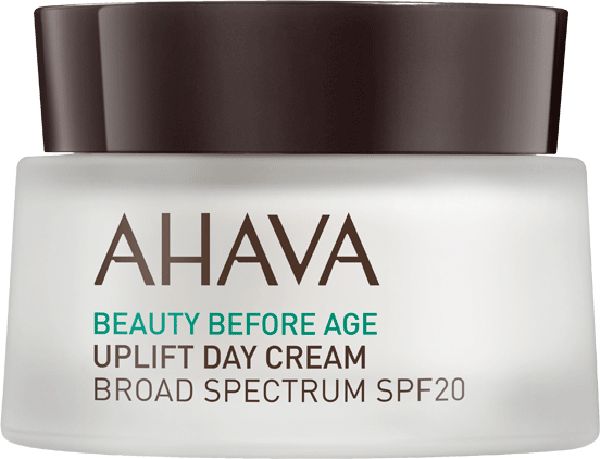 Creme-Tiegel mit braunem Deckel. Aufschrift: AHAVA, BEAUTY BEFORE AGE, UPLIFT DAY CREAM, BROAD SPECTRUM SPF20.