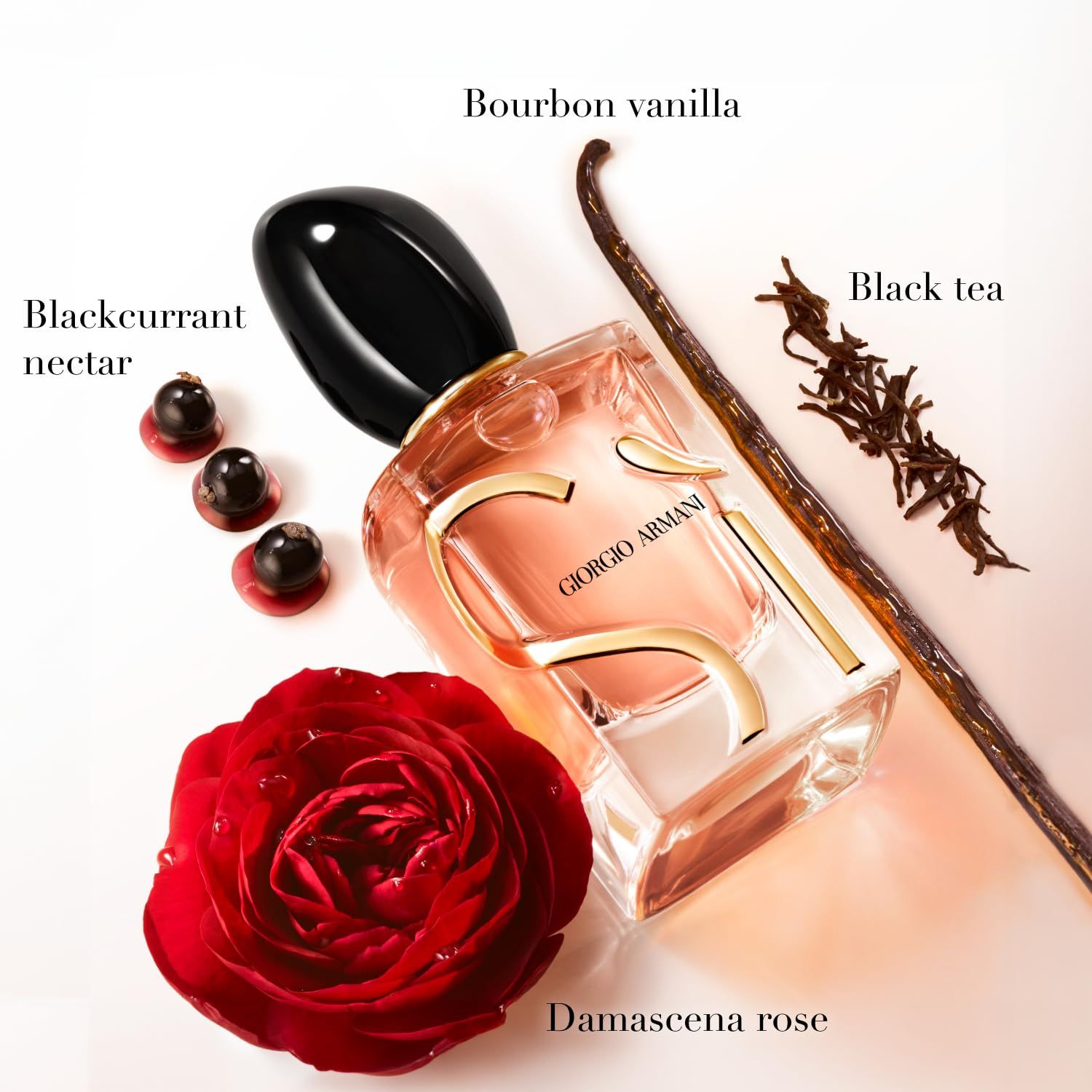 Giorgio Armani Si Eau de Parfum Intense. Flakon mit schwarzem Deckel, goldfarbenem Logo und Inhaltsstoffen: Bourbon-Vanille, schwarzer Tee.