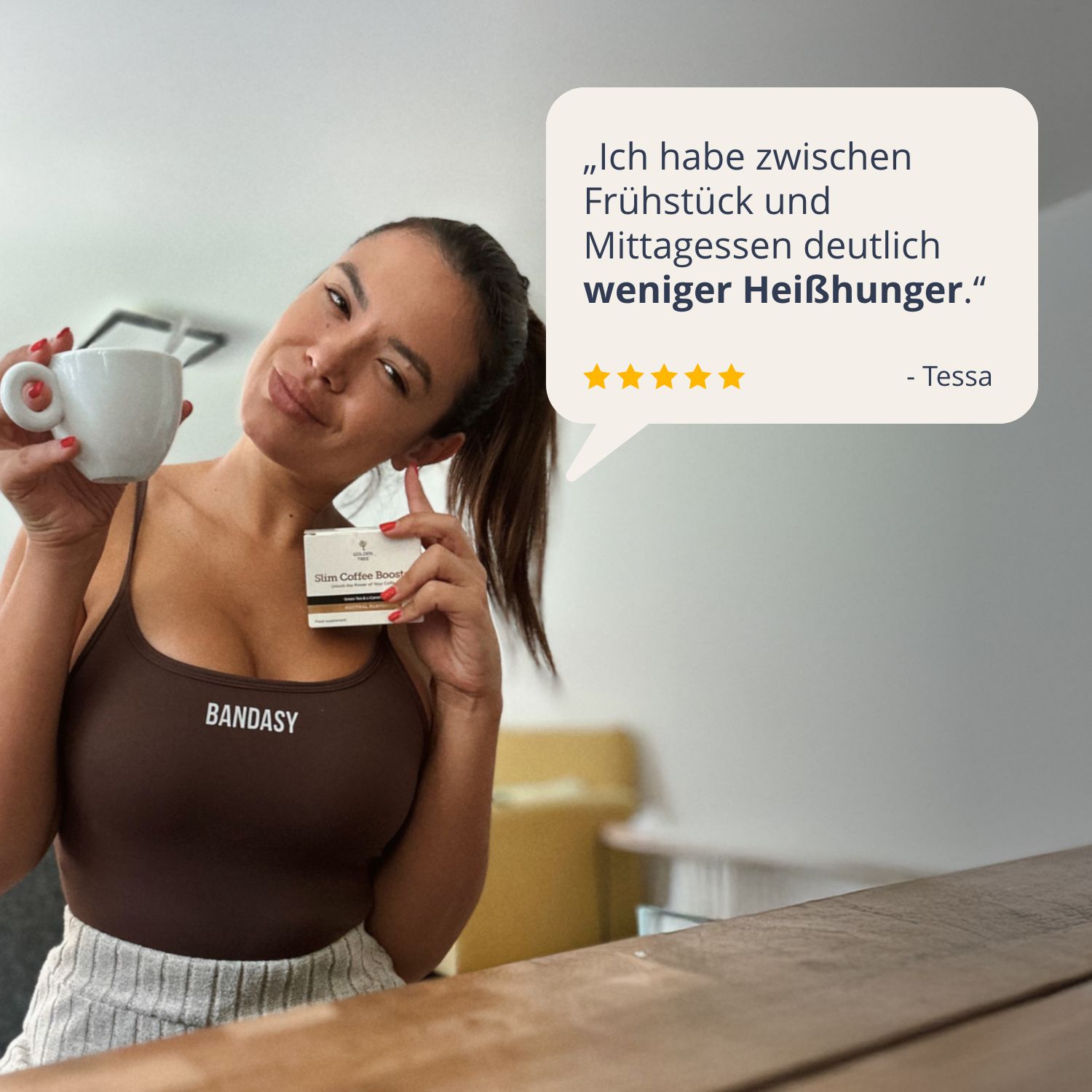 Frau mit Tasse hält Golden Tree Slim Coffee Booster, berichtet weniger Heißhunger.
