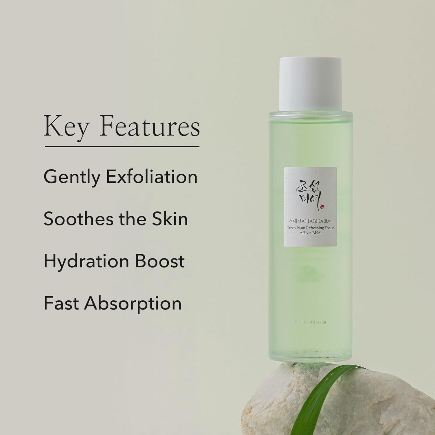 Toner-Flasche neben Text: Key Features. Text: Sanftes Peeling, beruhigt die Haut, Feuchtigkeitsschub, schnelle Absorption.