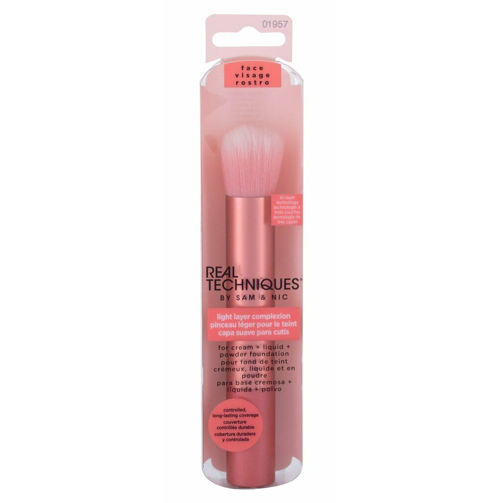 Puderpinsel in transparenter Verpackung. Auf der Verpackung steht "REAL TECHNIQUES" und "light layer complexion".