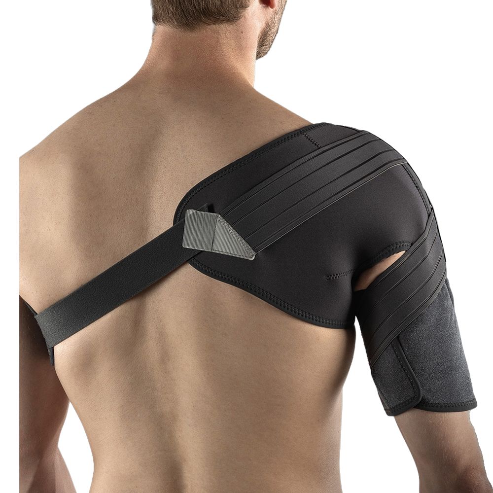 Schwarze Schulterbandage aus Neopren mit Klettverschlüssen und verstellbarem Gurt über die Brust.
