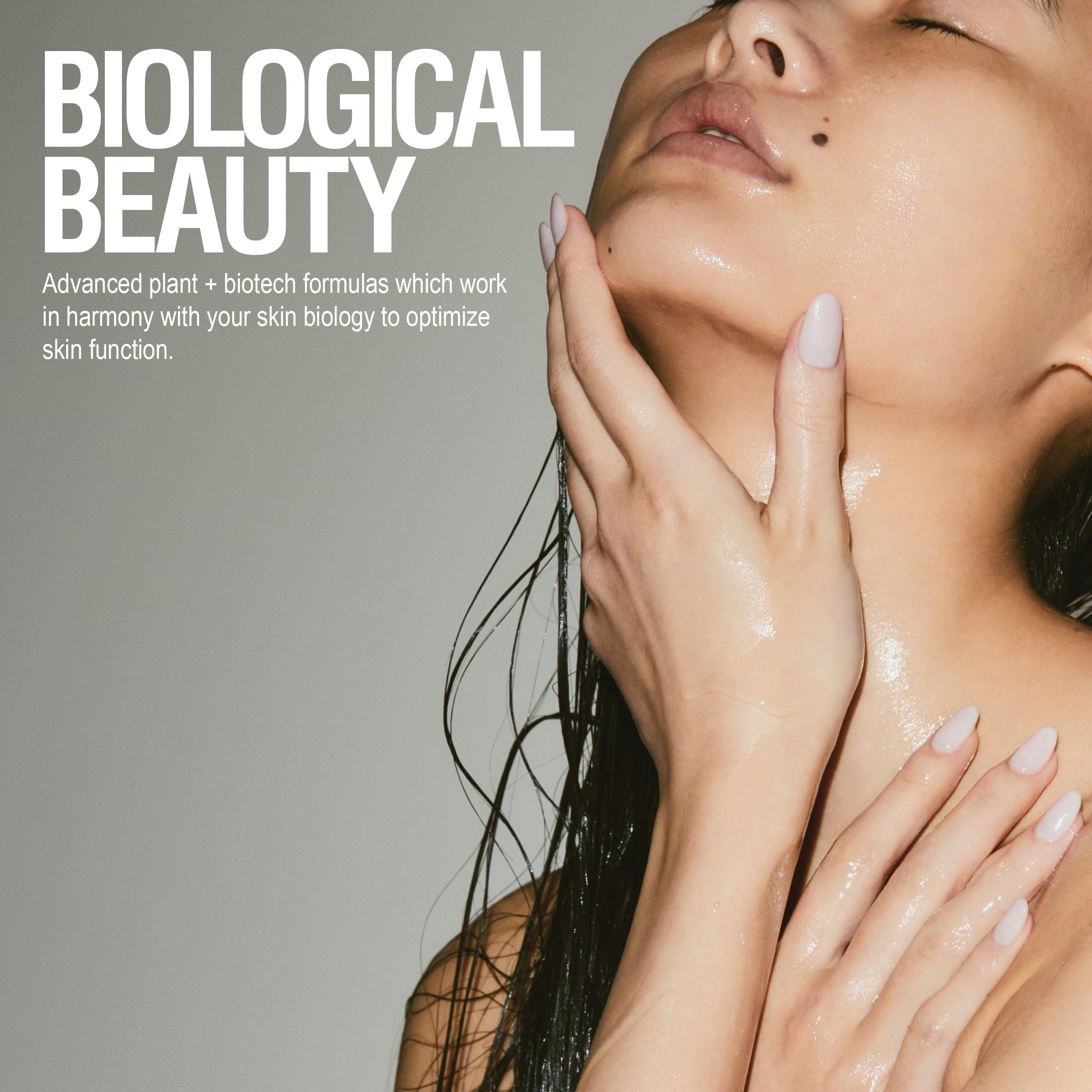 Frau berührt ihr Gesicht. Text: Biological Beauty. Formeln, die die Hautfunktion optimieren.