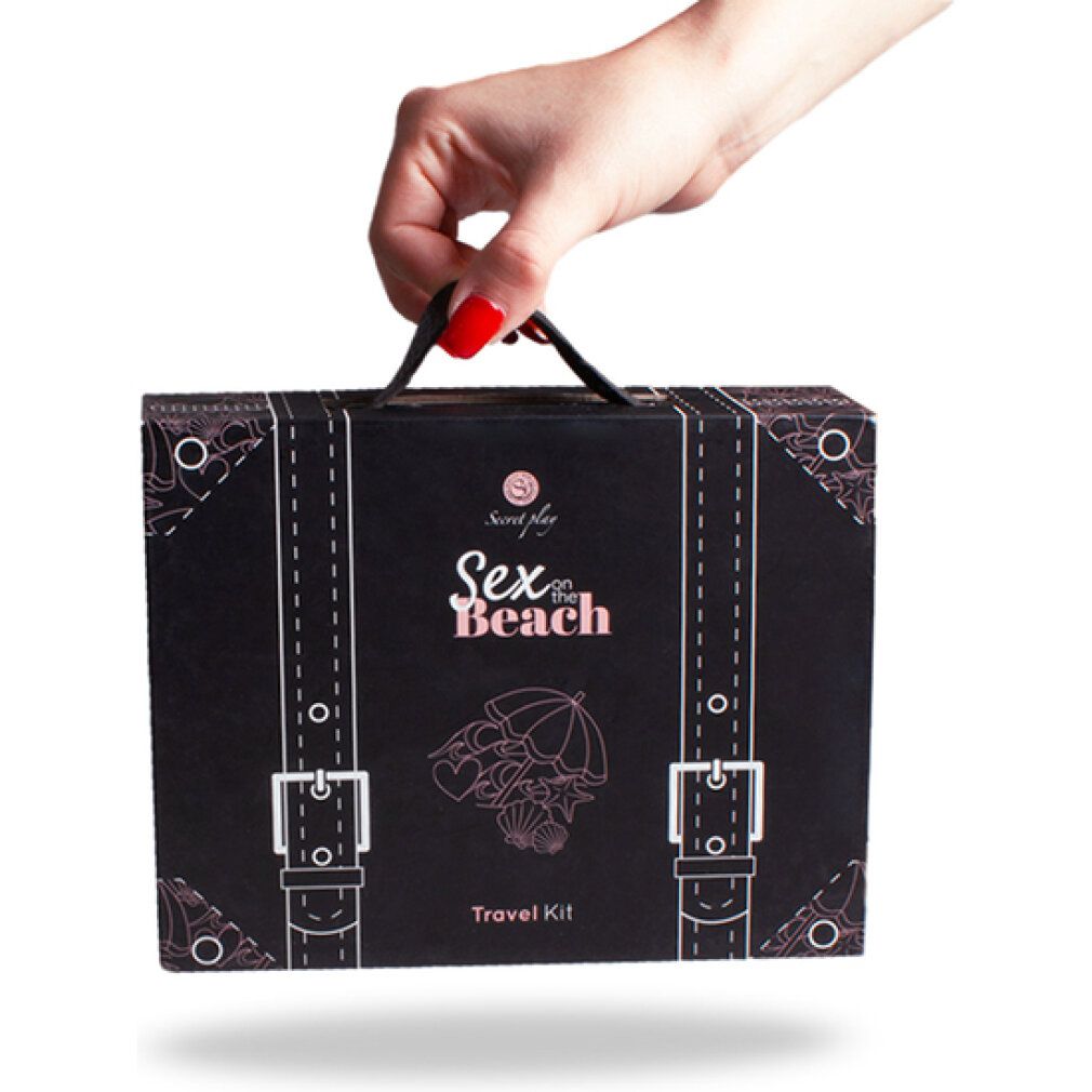 Schwarzer Koffer mit weißem Aufdruck. Aufschrift: Sex on the Beach Travel Kit. Koffer wird von einer Hand gehalten.