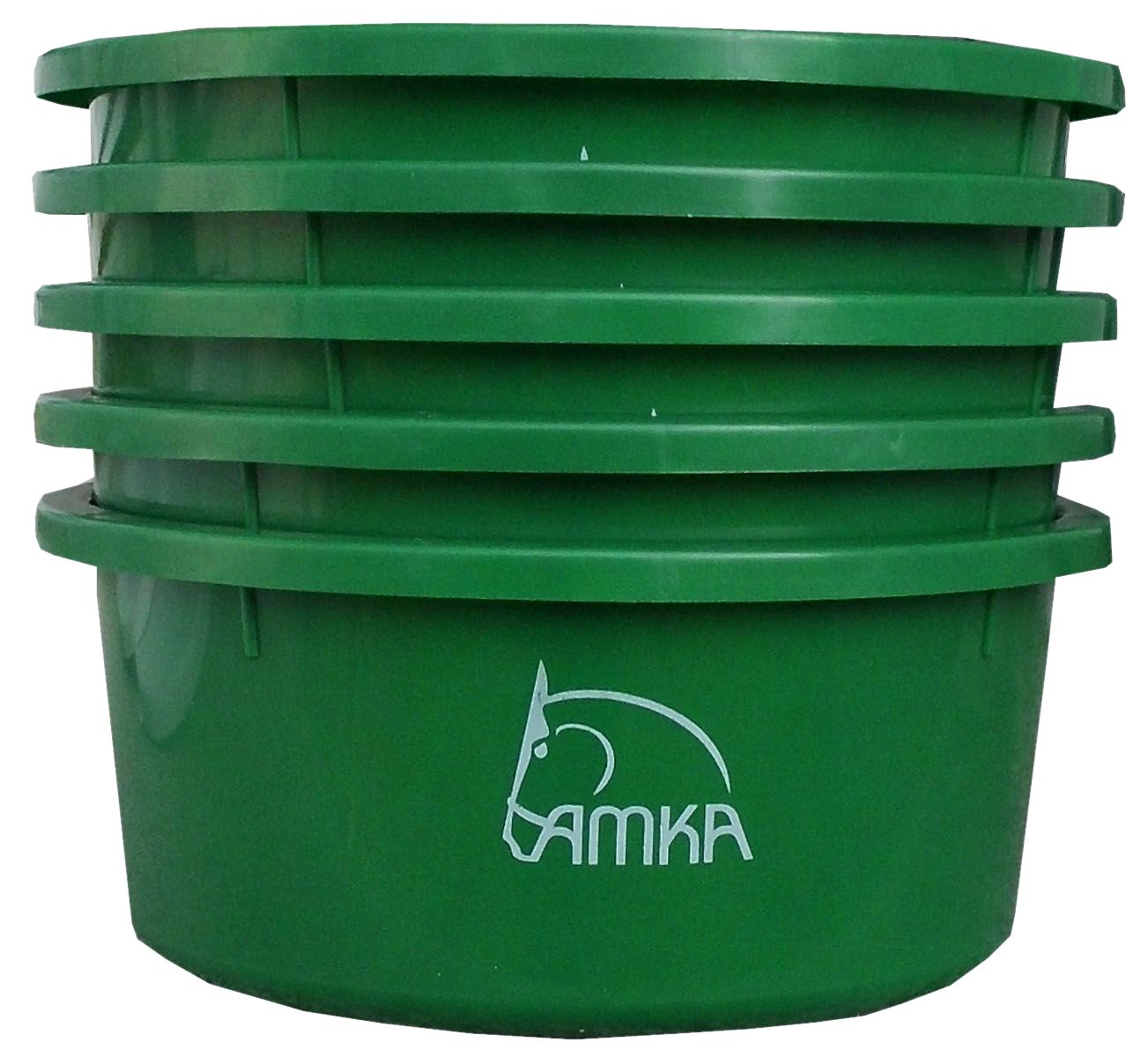 Grüne Futterschalen, gestapelt. AMKA-Logo mit Pferdekopf. Runde Form mit breitem Rand.