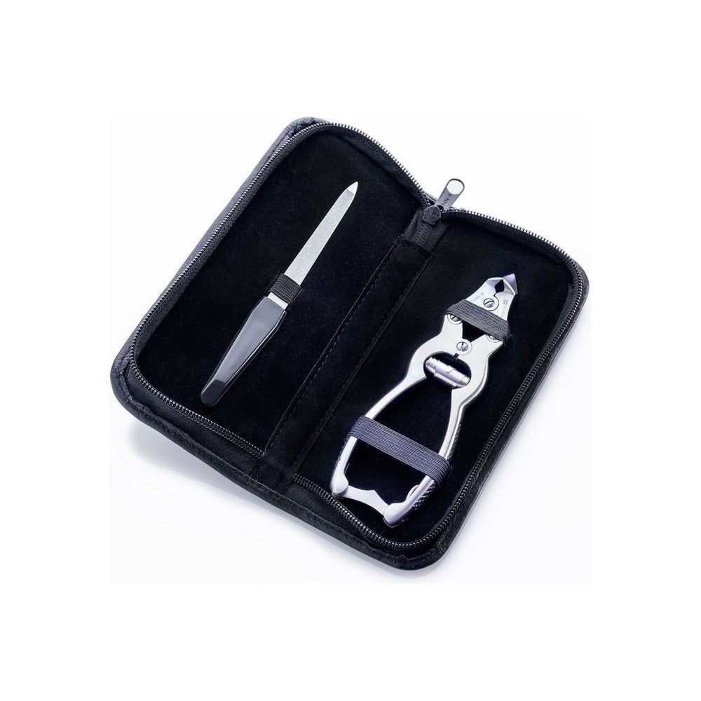 Schwarzes Etui mit Reißverschluss, enthält eine Nagelfeile und einen Nagelknipser. Beide aus Metall.