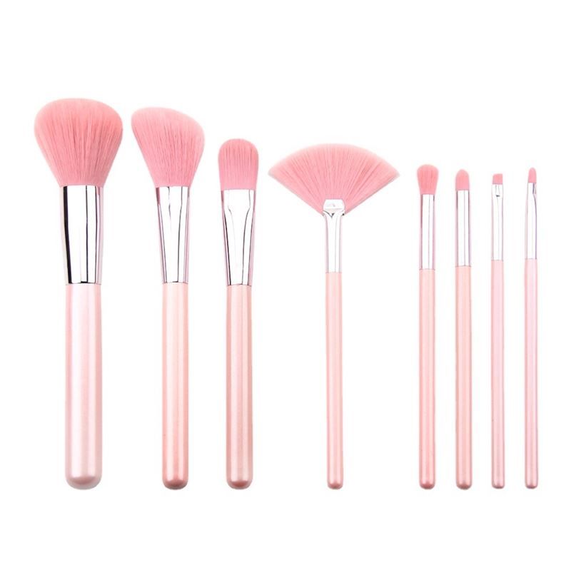Set von acht rosa Make-up-Pinseln. Verschiedene Formen und Größen, mit silbernen Metallhülsen und rosa Griffen. Auf weißem Hintergrund.
