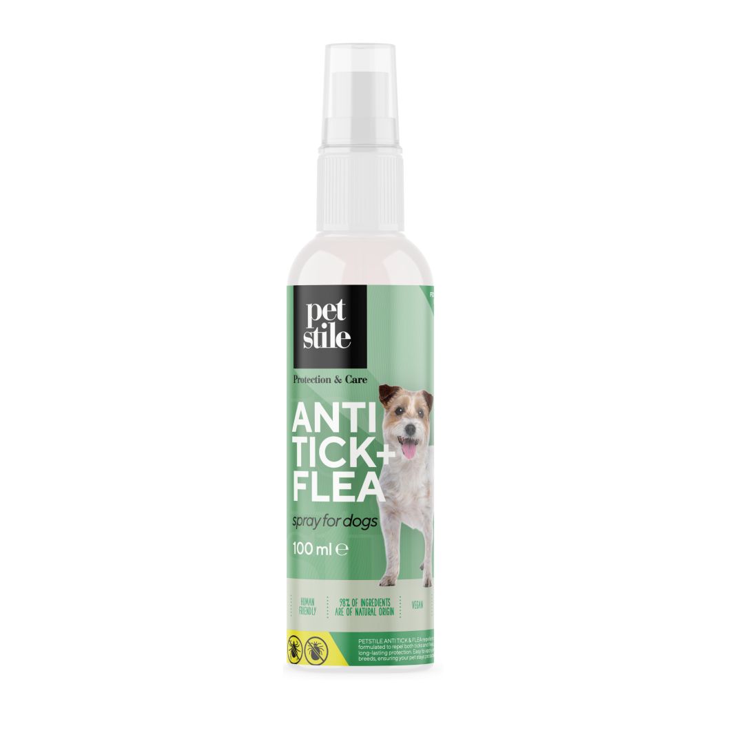 Petstile Anti Tick+Flea Spray für Hunde. Weiße Sprühflasche mit grünem Etikett. Enthält Produktnamen, Hundebild und 100 ml.