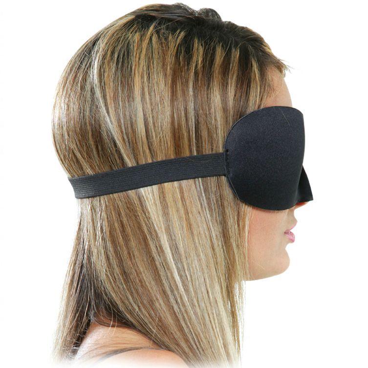 Schwarze Augenmaske von der Seite. Elastisches Band. Weiches Material. Geformt für die Augenpartie.