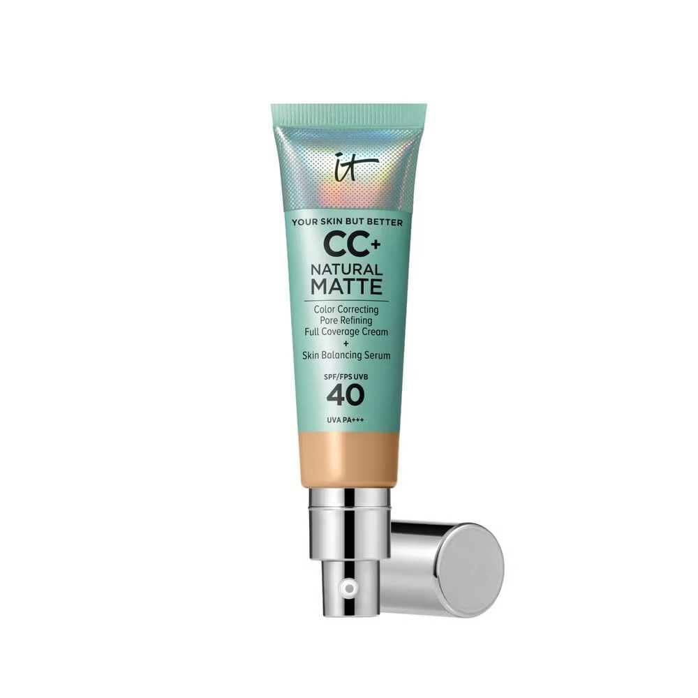 Tube Creme-Make-up, grün-silberfarben. Text: CC+, Natural Matte, SPF 40. Farbton: Medium Tan. Mit Spender. Auf weißem Hintergrund.