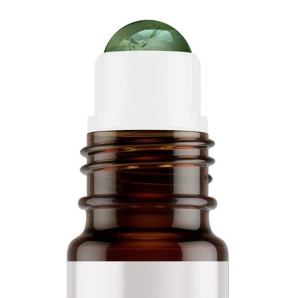 Braune Glasflasche mit weißem Deckel und grünem Roll-On-Aufsatz. Nahaufnahme, isoliert auf weißem Hintergrund.