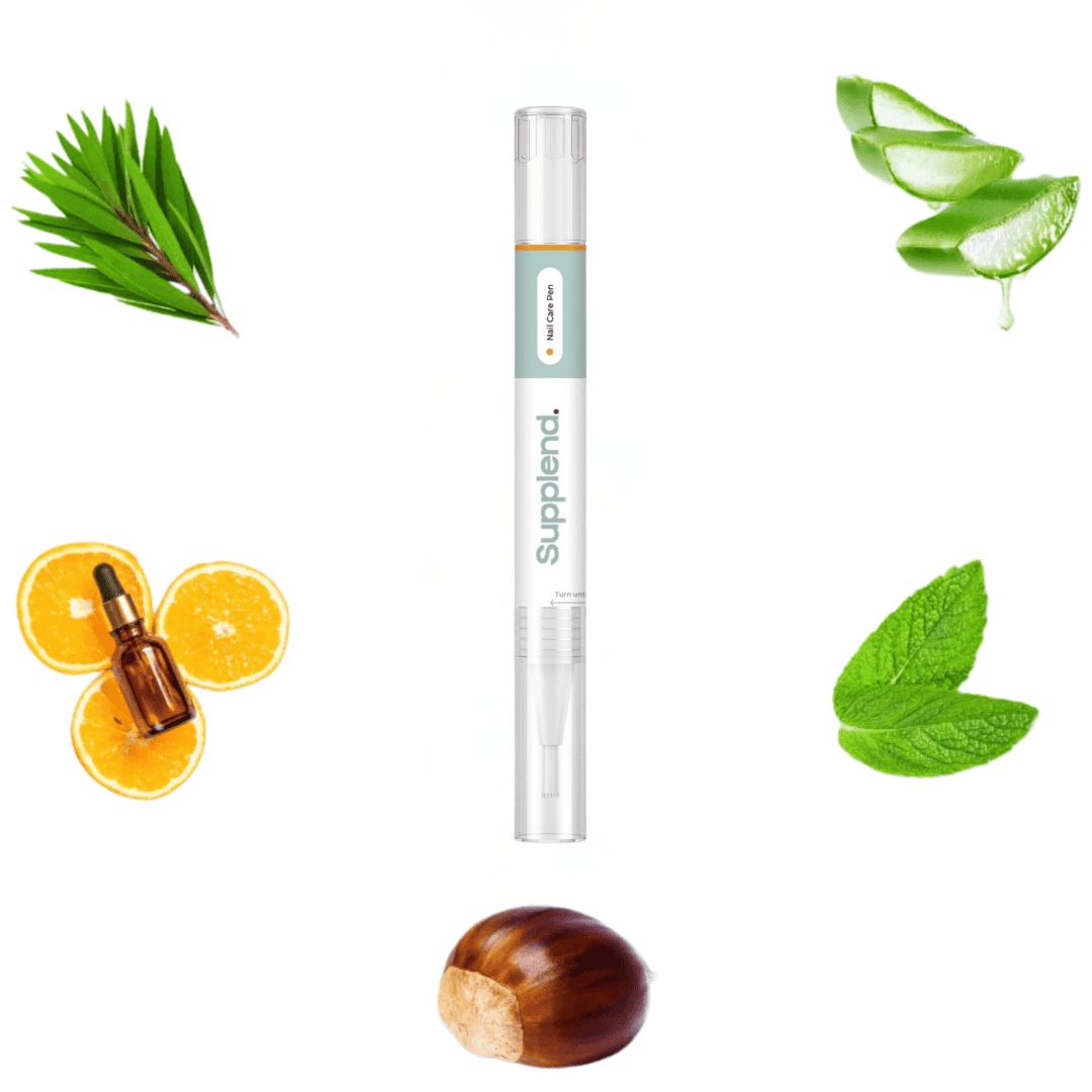 Nagelpflege-Stift mit transparentem Gehäuse. Umgeben von Pflanzen und einer kleinen Flasche. Aufschrift: Supplend.