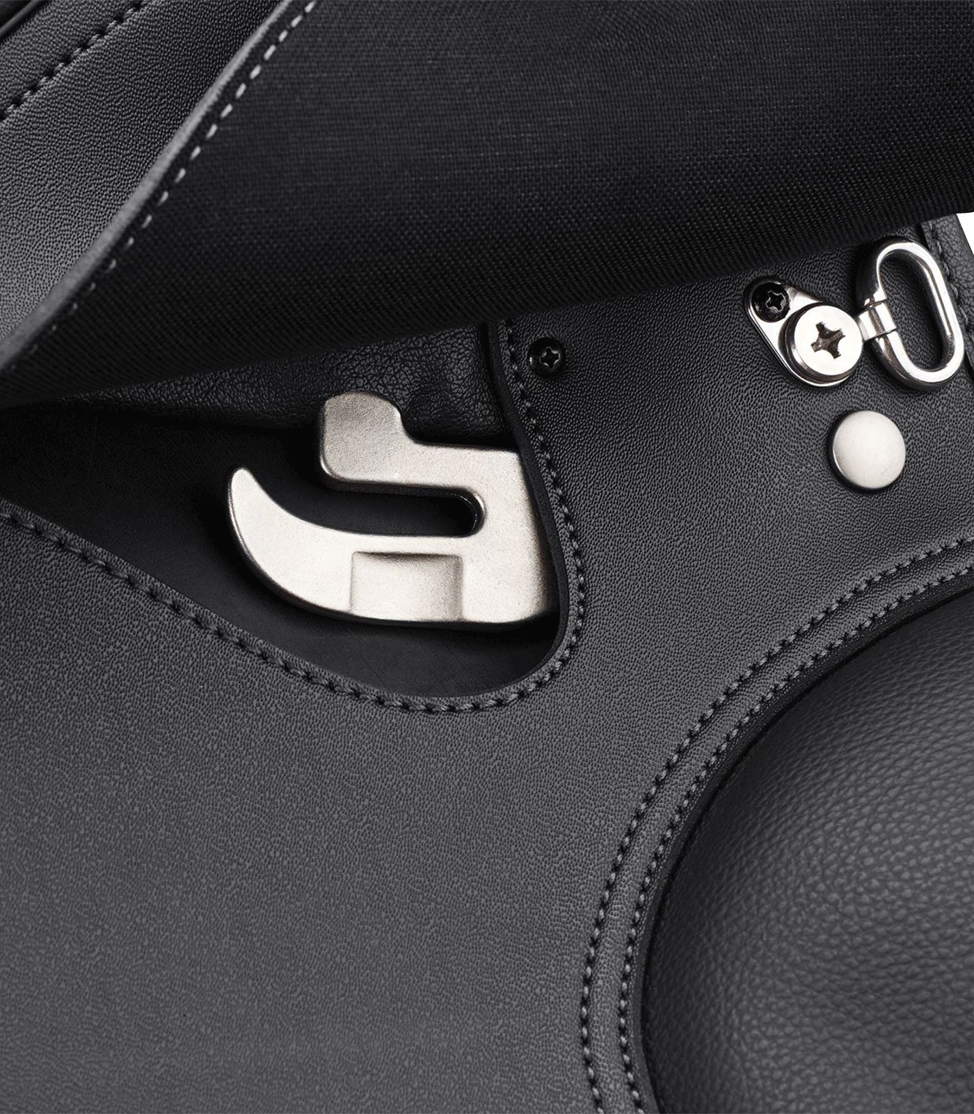 Nahaufnahme eines schwarzen Sattels. Metallbeschlag und Nähte.