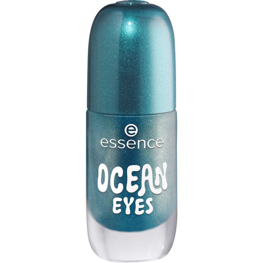 Geschlossene Nagellackflasche. Türkis-farbener Lack, weißer Schriftzug "OCEAN EYES". Marke "essence".