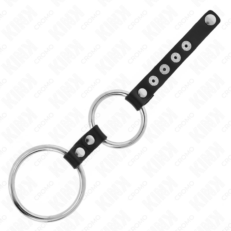 Doppelter Penisring aus Metall mit schwarzem Lederband. Zwei Metallringe verbunden.