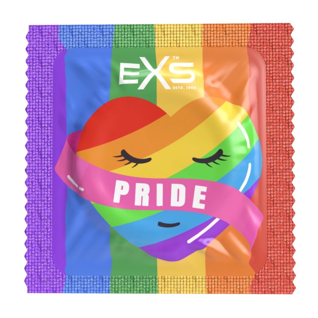 Kondomverpackung mit Regenbogenfarben und Herzmotiv. Marke EXS Pride. Rosa Band mit Aufschrift Pride, Augen geschlossen.