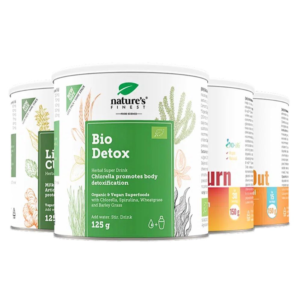 Vier Dosen Nature's Finest. Eine Dose mit grünem Etikett, "Bio Detox". Weitere Dosen mit Aufschriften wie "Liver Cleanse" und "Burn Out".