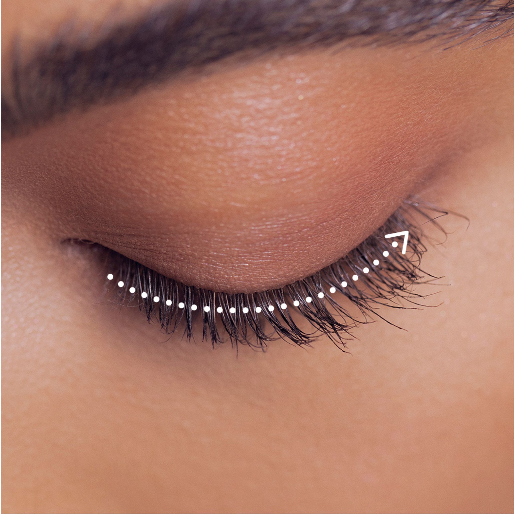 Nahaufnahme eines Auges mit RevitaLash® Advanced Eyelash Conditioner Applikator.