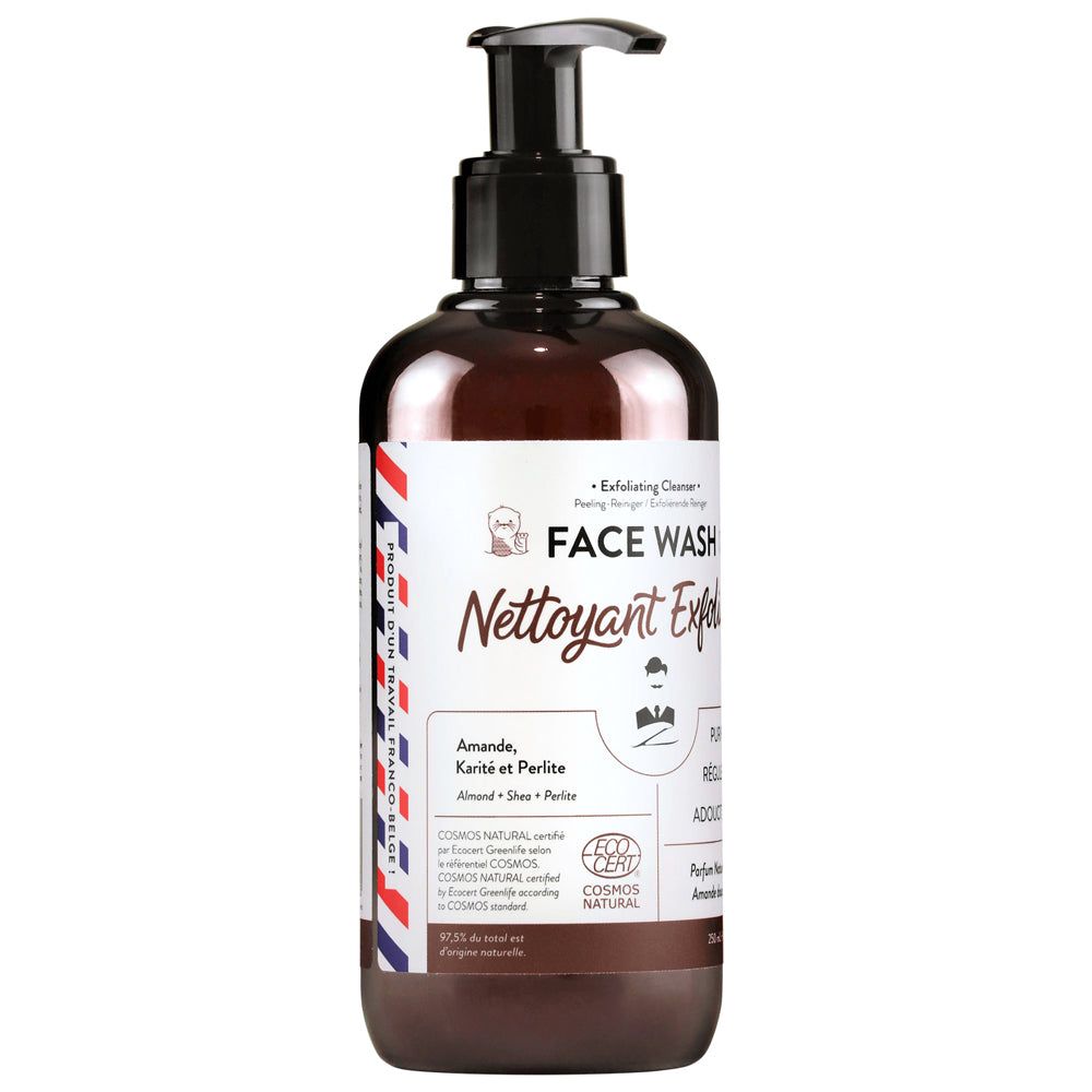 Braune Flasche mit schwarzem Pumpverschluss. Aufschrift: FACE WASH, Nettoyant Exfoliant. Französische Flagge.