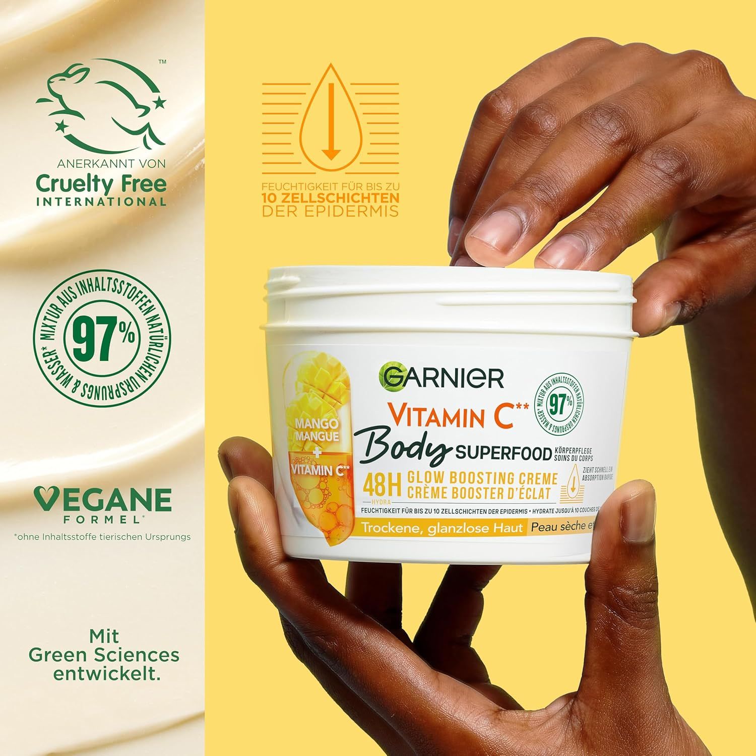 Hände halten einen weißen Tiegel. Aufschrift: Garnier Vitamin C Body Superfood. Logo: Cruelty Free International, Vegane Formel. 97% Inhaltsstoffe.