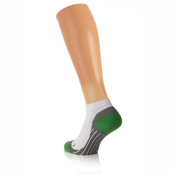 Weiße Sportsocken mit grau-grünen Akzenten. Zehen- und Fersenbereich grün, Ferse grau. Vertikale graue Streifen am Knöchel.