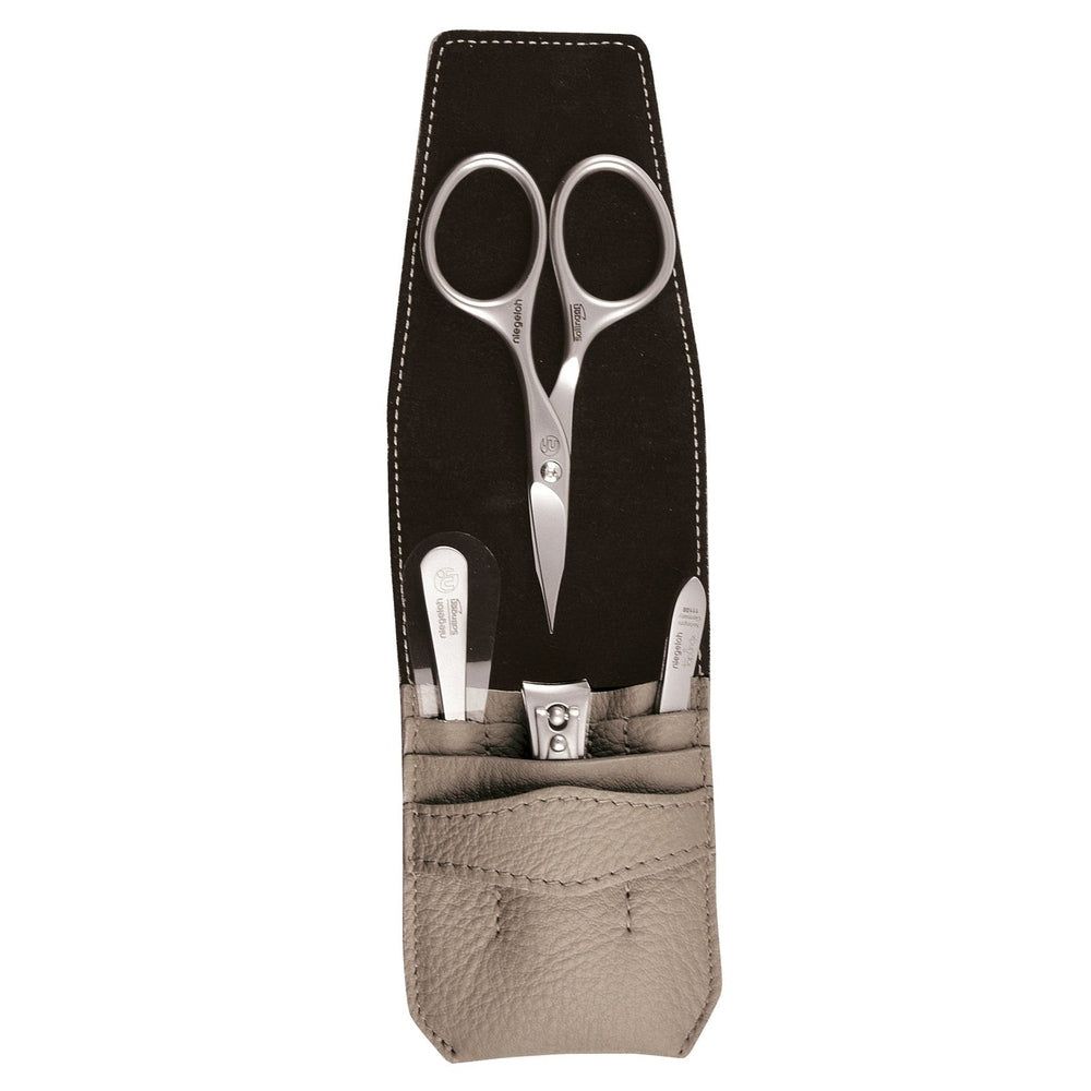 Etui mit Maniküre-Set. Enthält Schere, Nagelfeile, Nagelknipser und Hautzange. Schwarzes Lederetui mit hellbraunen Fächern.