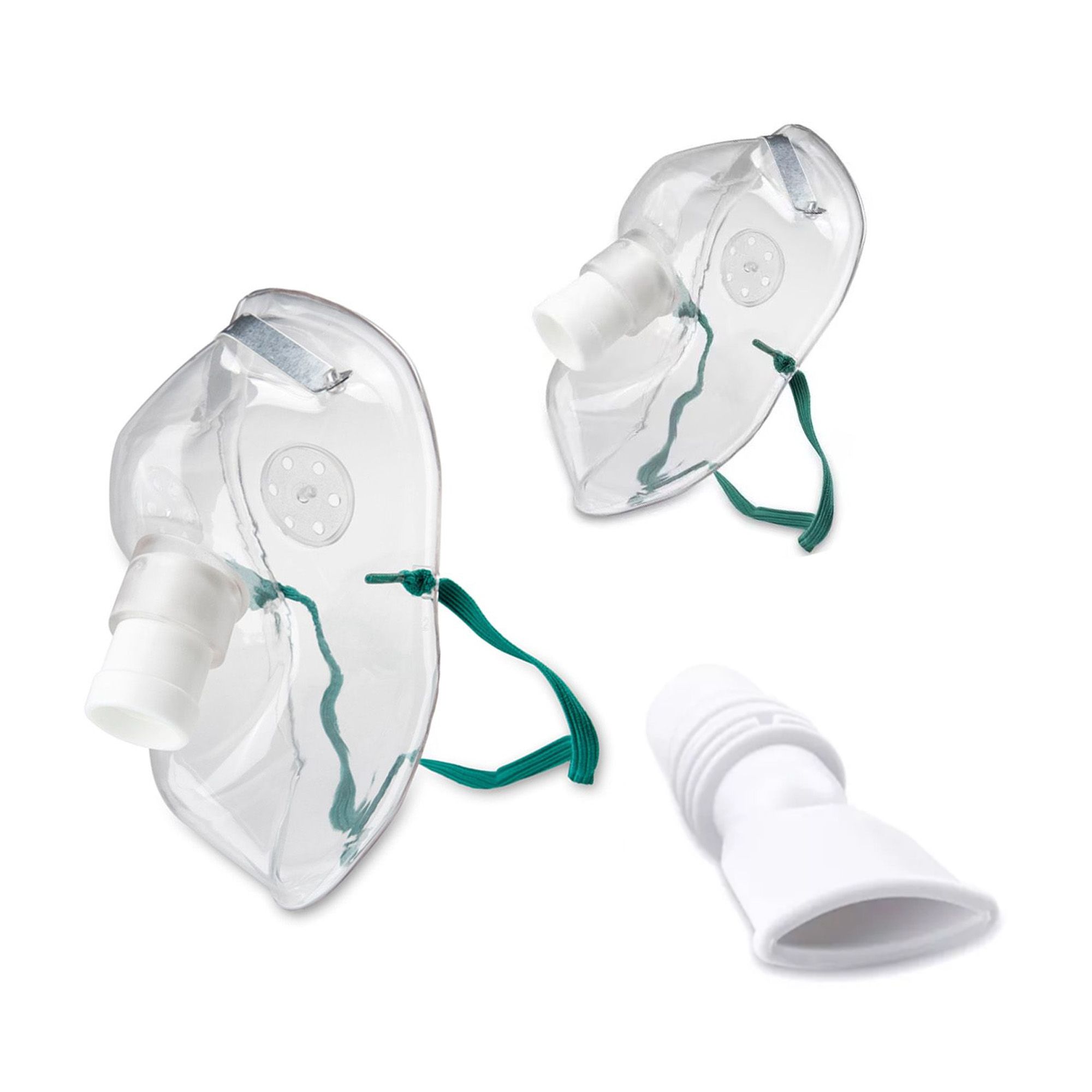 Zwei transparente Inhalationsmasken mit grünen Bändern und ein weißer Mundstückadapter.