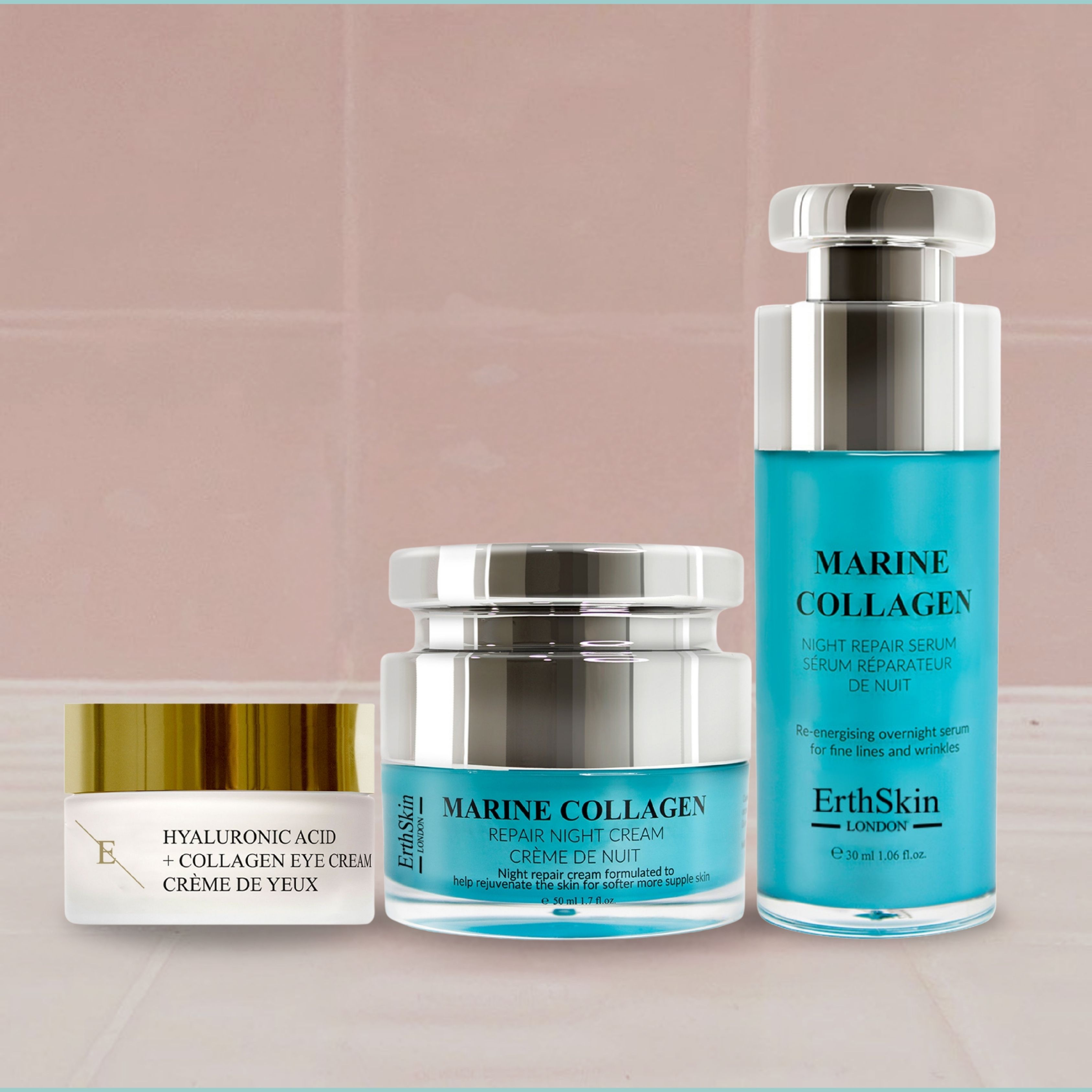 Drei Kosmetikprodukte: Augencreme, Nachtcreme und Serum. Blaue Flaschen und Tiegel mit silbernen Deckeln. Beschriftung: ErthSkin London.