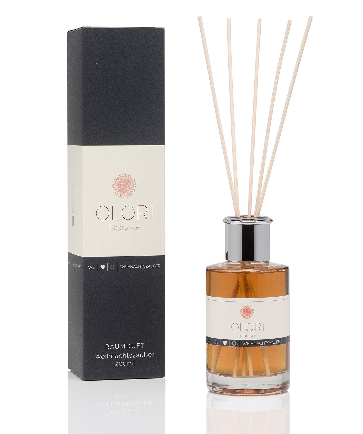 Duftflakon mit Holzstäbchen und Verpackung. Aufschrift: OLORI, Weihnachtszauber, 200ml.