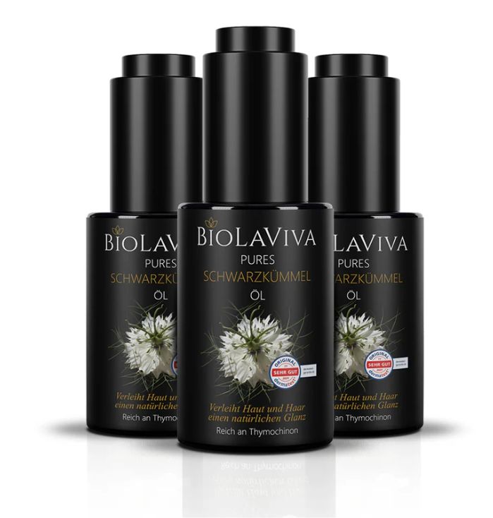 Drei schwarze Flaschen mit schwarzem Deckel. Aufschrift: BIOLAVIVA Pures BIO-Schwarzkümmelöl. Mit weißer Blüte und Siegel.