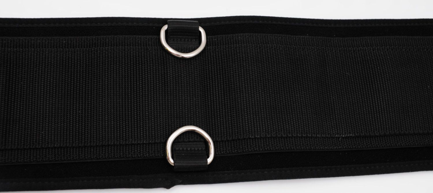 Schwarzer Sattelgurt mit zwei silbernen Ringen.