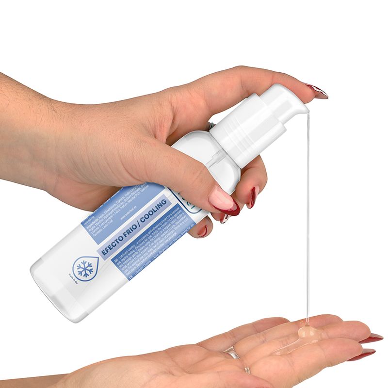 Eine Hand drückt auf eine Flasche, aus der eine klare Flüssigkeit fließt. Auf der Flasche steht "Efecto Frio/Cooling".