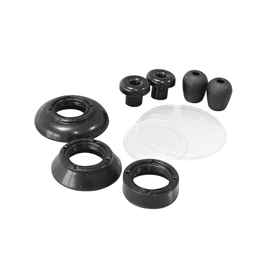 Zubehör für Stethoskop. Ohrstücke, Membranen und Ringe in Schwarz und transparent. Einzelteile liegen auf weißem Grund.