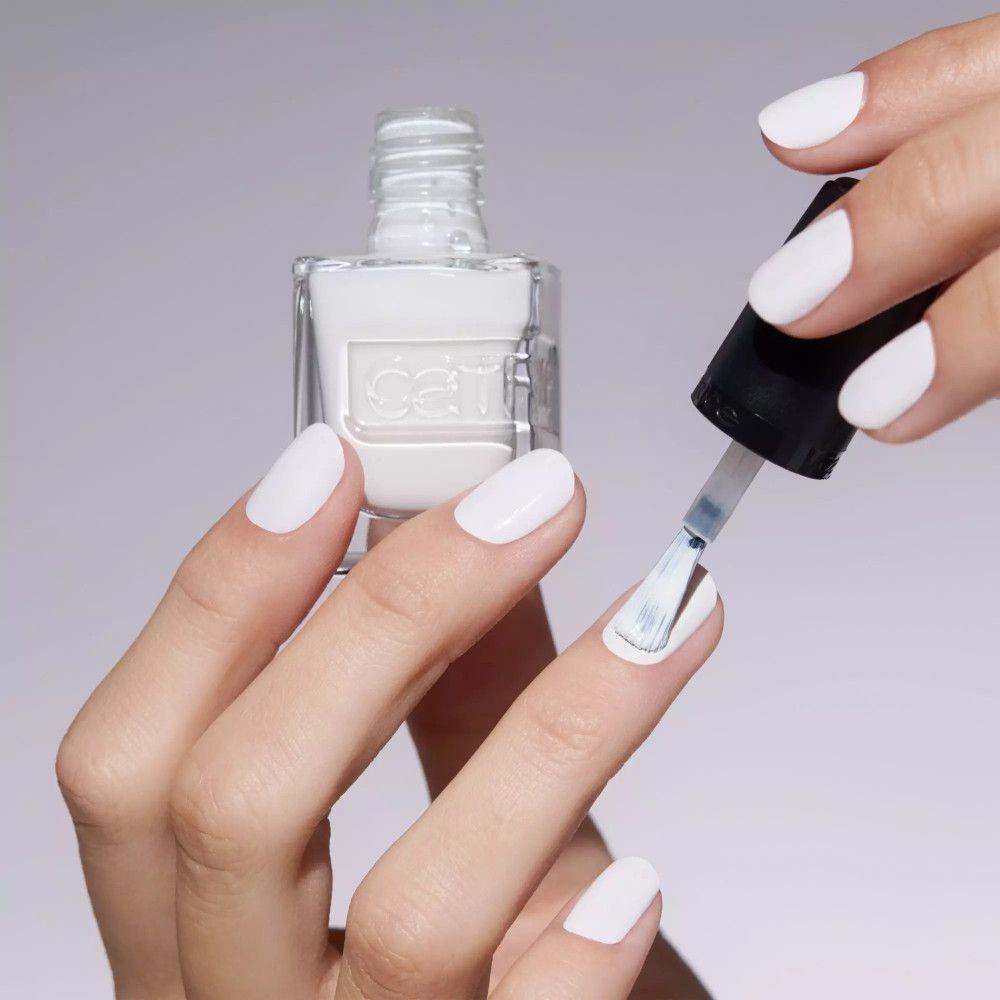 Hand lackiert Nagel mit Pinsel. Nagellackflasche daneben. Marke Catrice sichtbar.