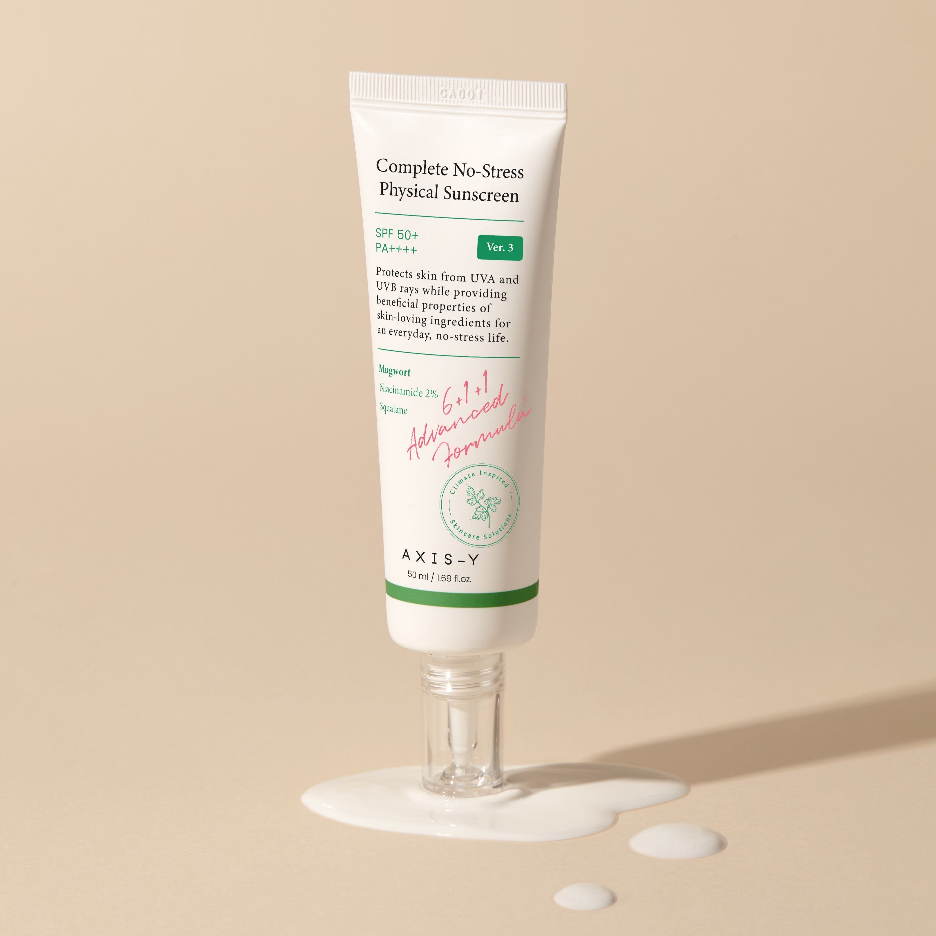 Tube AXIS-Y Complete No-Stress Physical V.3 SPF 50. Weiß mit grünen Akzenten. Produkt auf Untergrund.