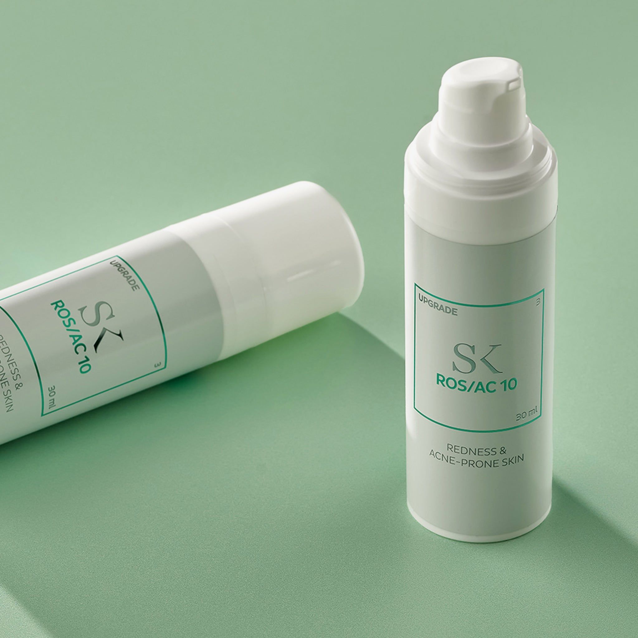 Zwei weiße Flakons mit grünem Etikett. Aufschrift: SK ROS/AC 10, 30 ml. Text: Redness & Acne-Prone Skin.