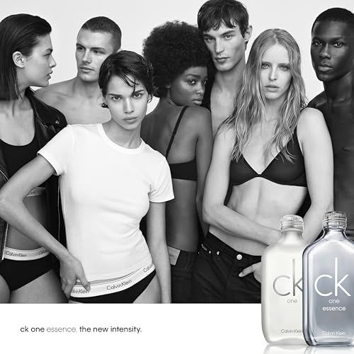 Werbefoto mit Models. Zwei Flakons "ck one" im Vordergrund. Aufschrift "ck one essence the new intensity".