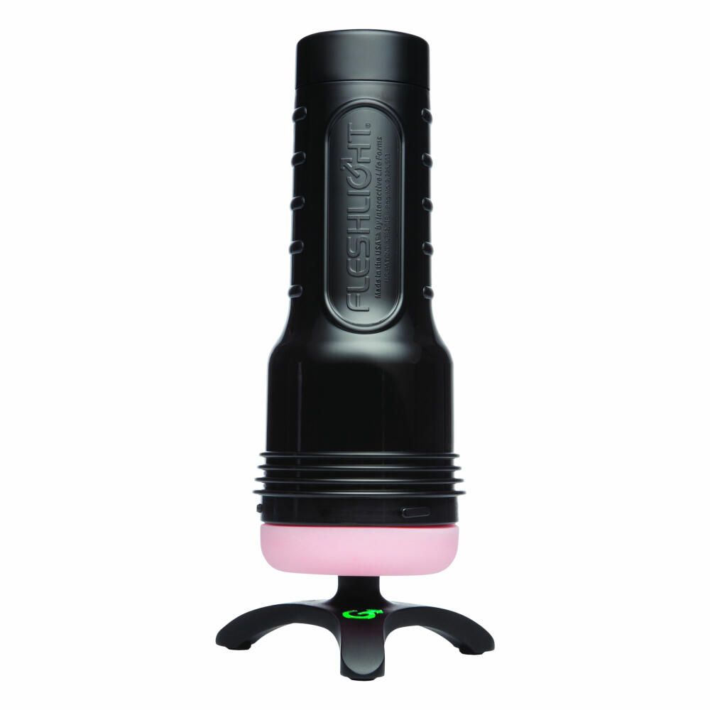 Schwarzes Fleshlight mit rosa Basis, auf einem dreibeinigen Ständer. Das Produkt hat eine längliche Form und das Logo ist sichtbar.